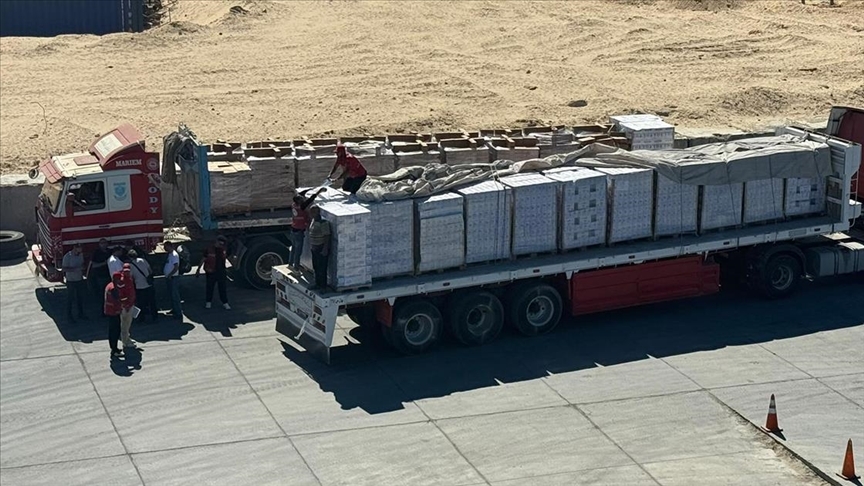 El-Ariş Limanı'na ulaşan 17. "İyilik Gemisi"nden yardım malzemelerinin indirilmesi sürüyor