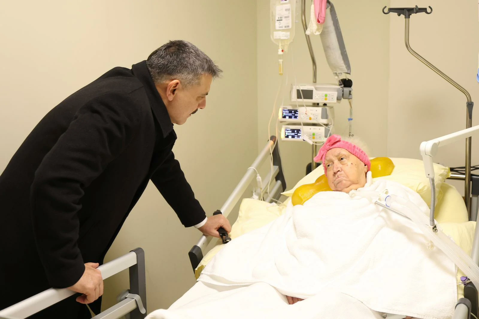 BAKAN ÇİFTÇİ ÖĞRETMENİNİ ZİYARET ETTİ