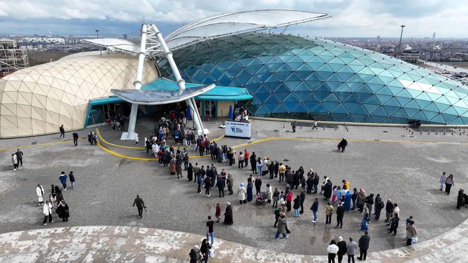 BAYRAMDA ZİYARETÇİ AKININA UĞRADI