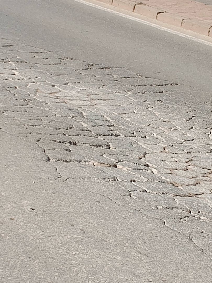 KARATAYDA ÇATLAYAN YOL ŞİKAYETİ