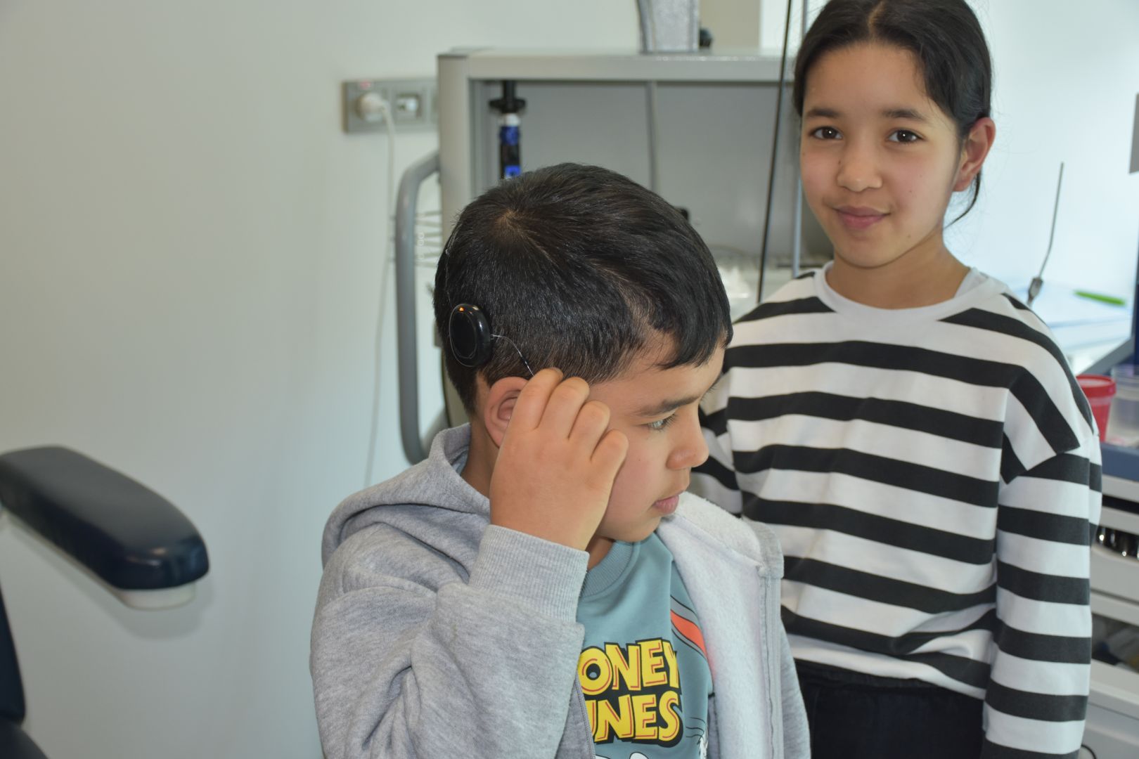 İŞİTME ENGELLİ İKİ KARDEŞ BİYONİK KULAK AMELİYATIYLA İLETİŞİM KURMAYA BAŞLADI