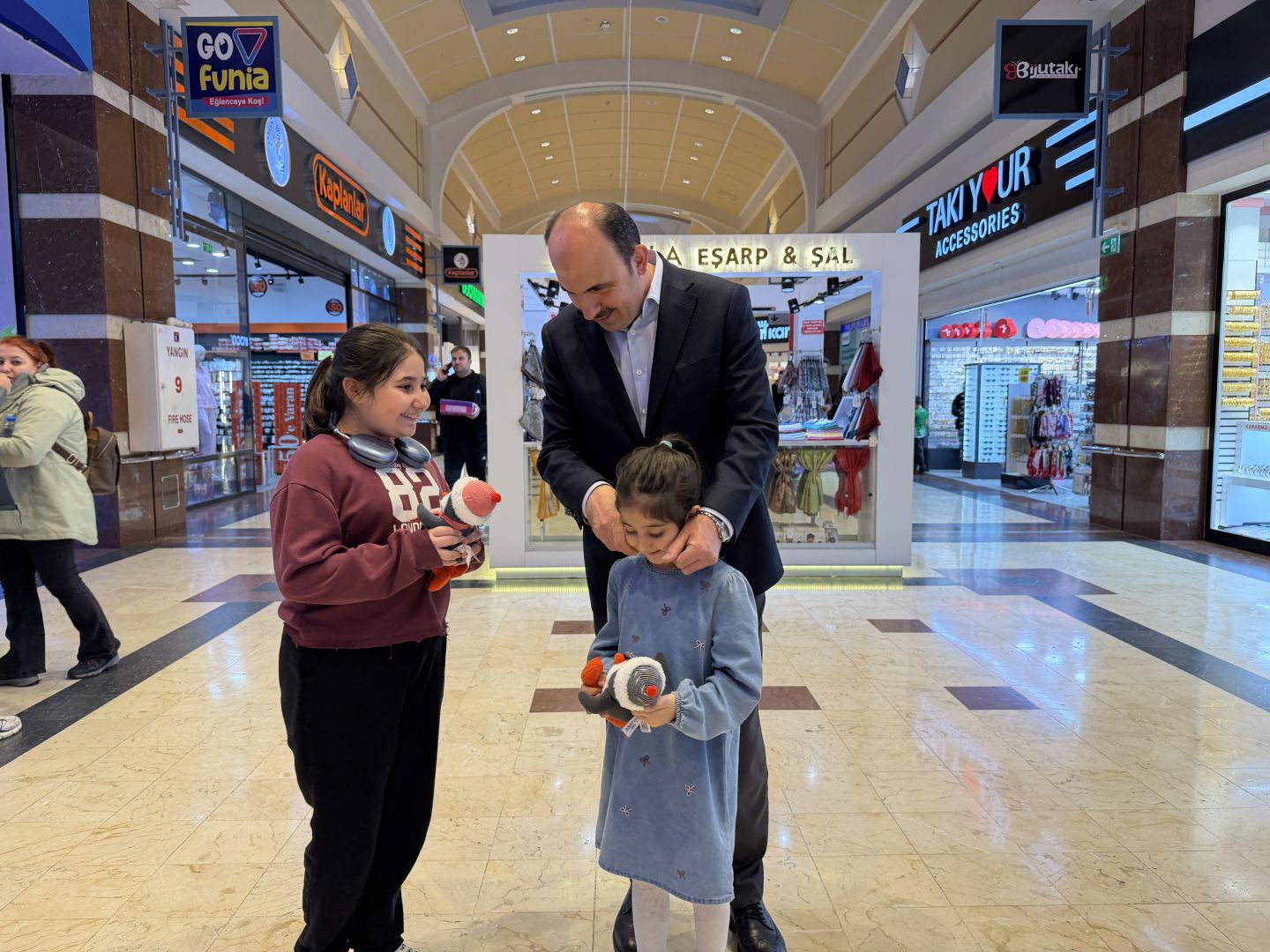 BAŞKAN ALTAY ALIŞVERİŞ MERKEZİNDE VATANDAŞLARLA BULUŞTU