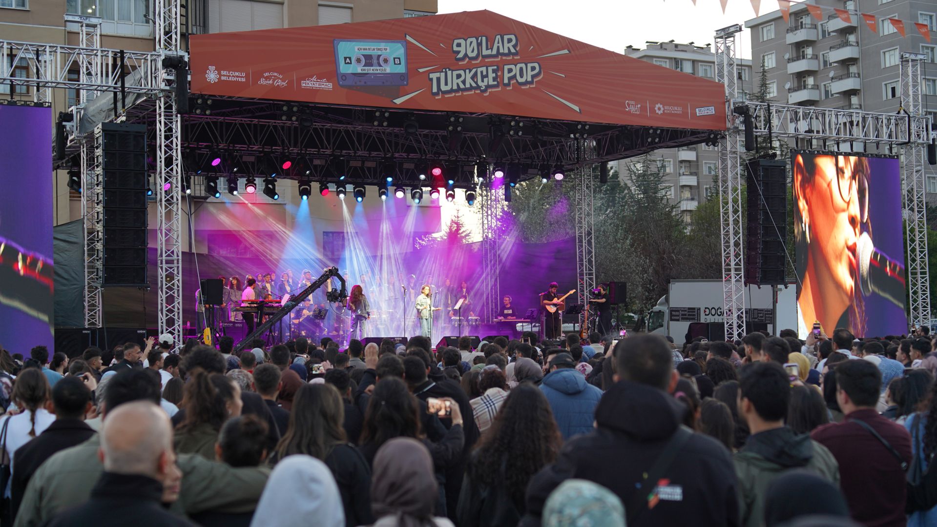 BOSNA HERSEK MAHALLESİ’NDE 90’LAR TÜRKÇE POP KONSERİ