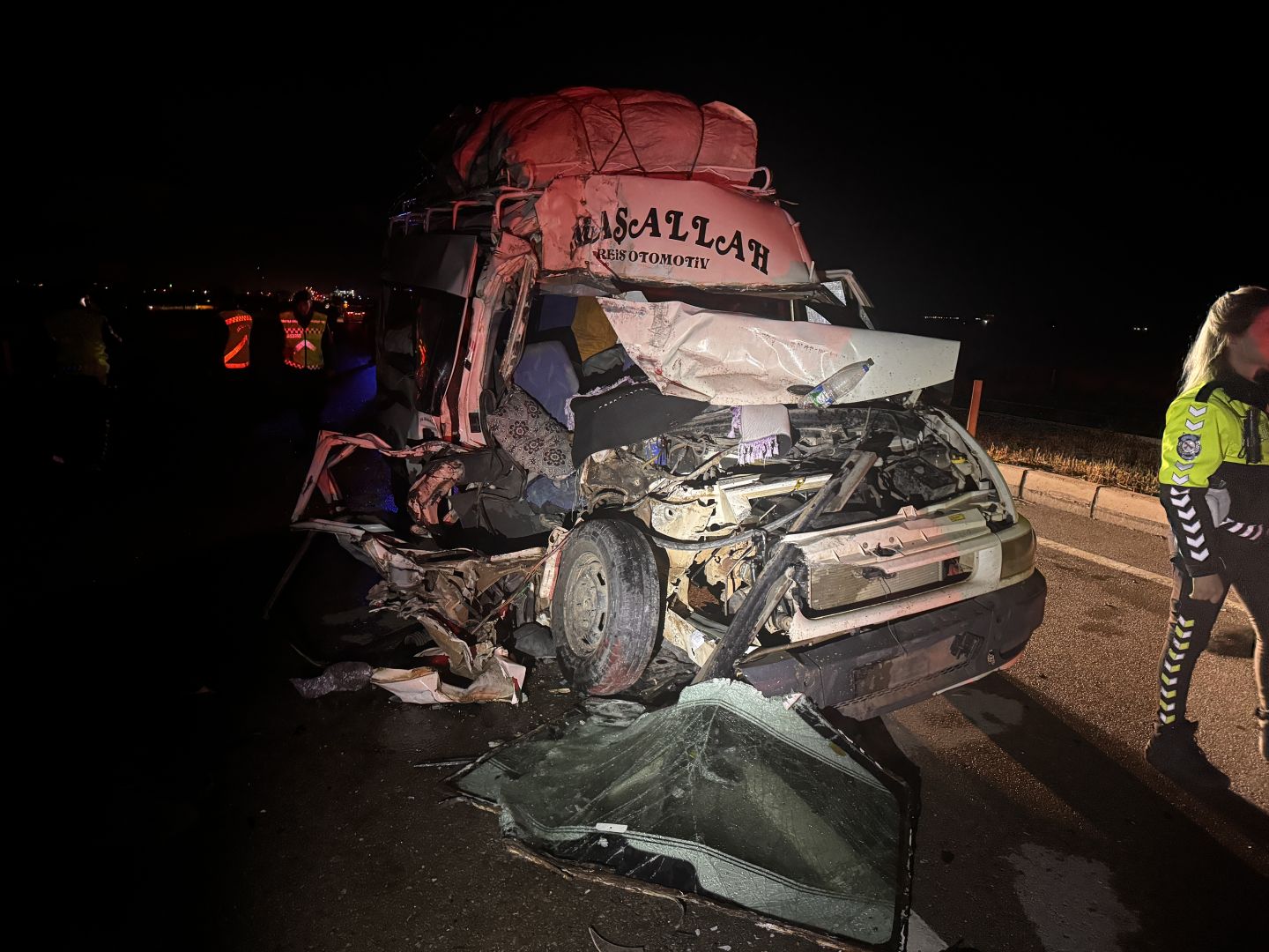 İŞÇİ SERVİSİ TIRA ÇARPTI:12  YARALI
