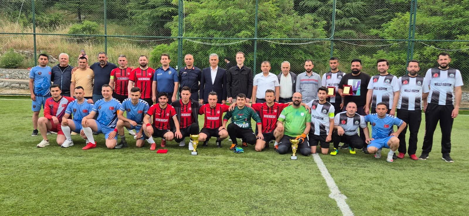 DEREBUCAK’TA KURUMLARARASI FUTBOL TURNUVASI SONA ERDİ  