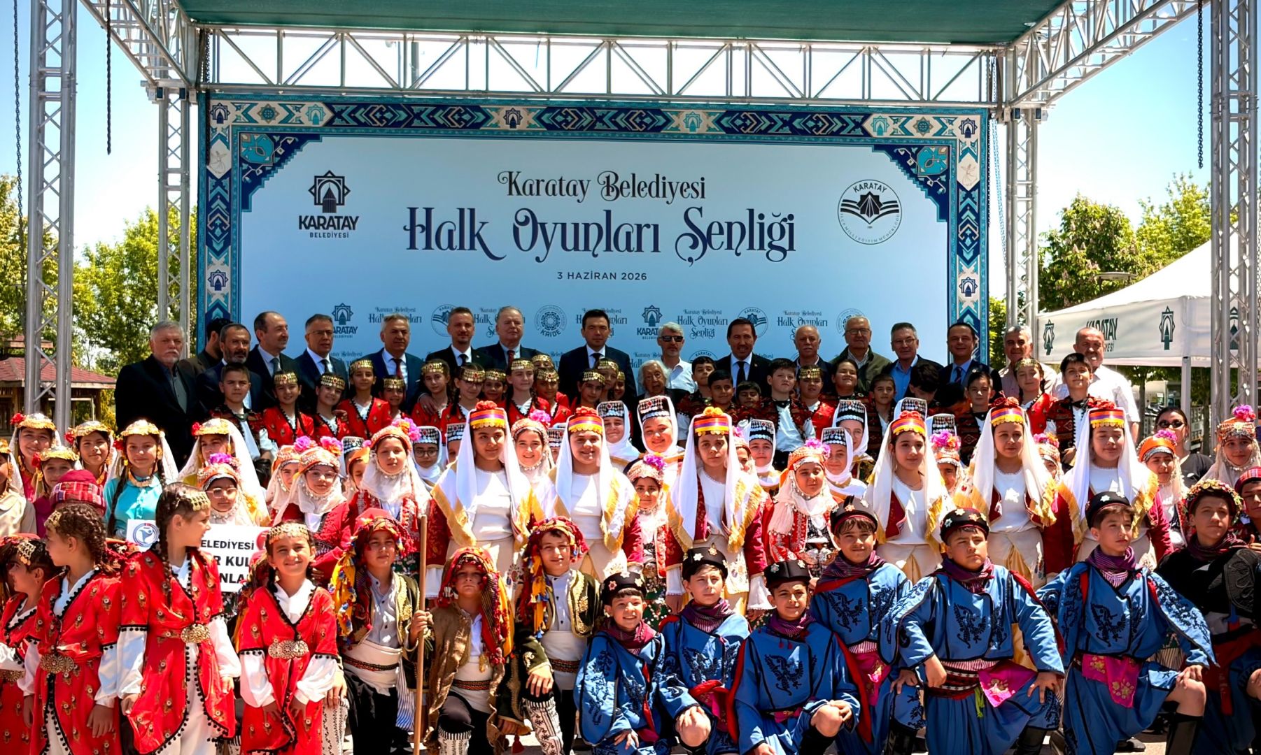 KARATAY’DA ÖĞRENCİLERDEN HALK OYUNLARI GÖSTERİSİ